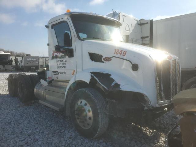  Salvage Peterbilt 579