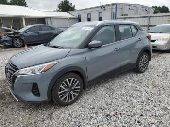  Salvage Nissan Kicks