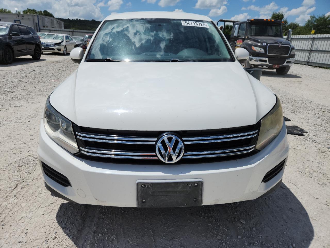 Volkswagen Tiguan S Image 2
