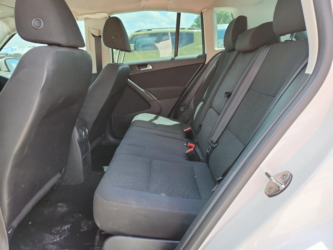 Volkswagen Tiguan S Image 9