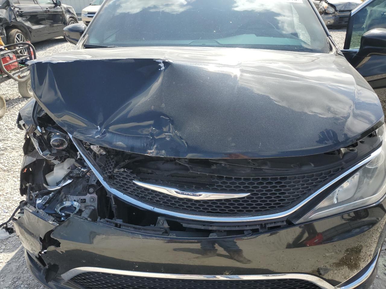 Chrysler Pacifica Touring L Image 7