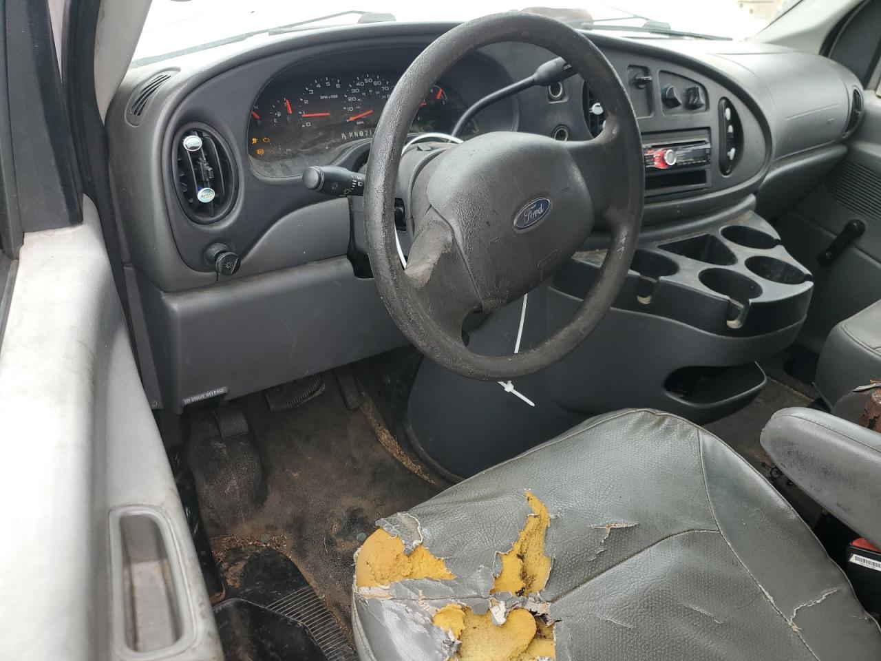 Ford Econoline E350 Super Duty Van Image 13