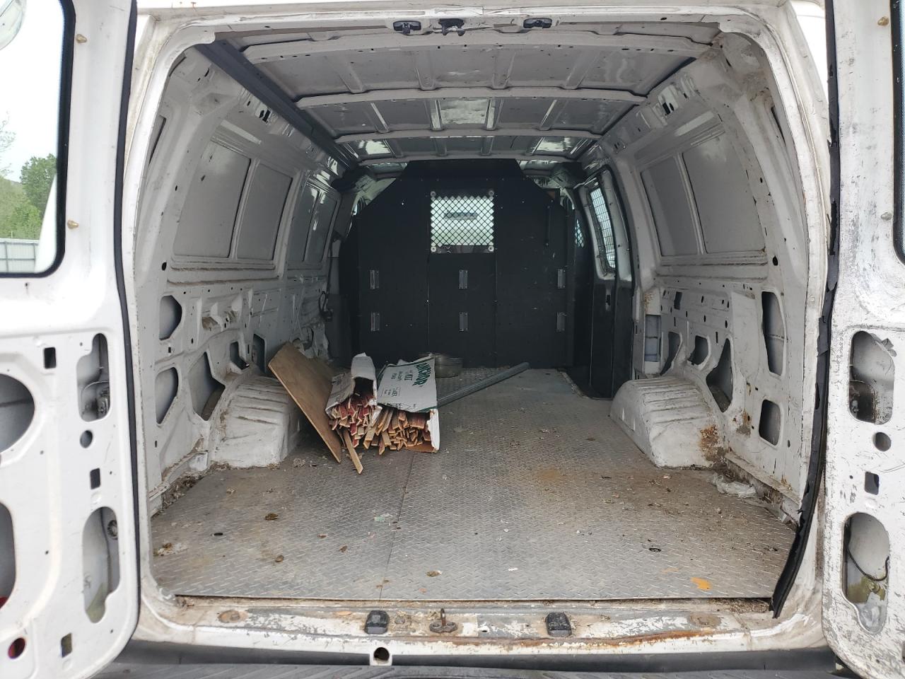 Ford Econoline E350 Super Duty Van Image 5