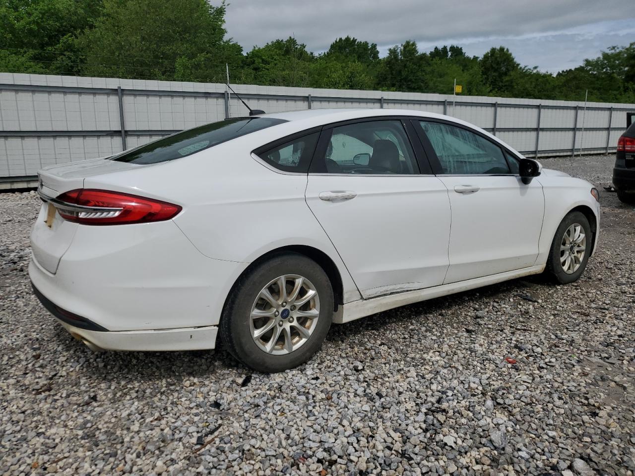Ford Fusion S Image 4