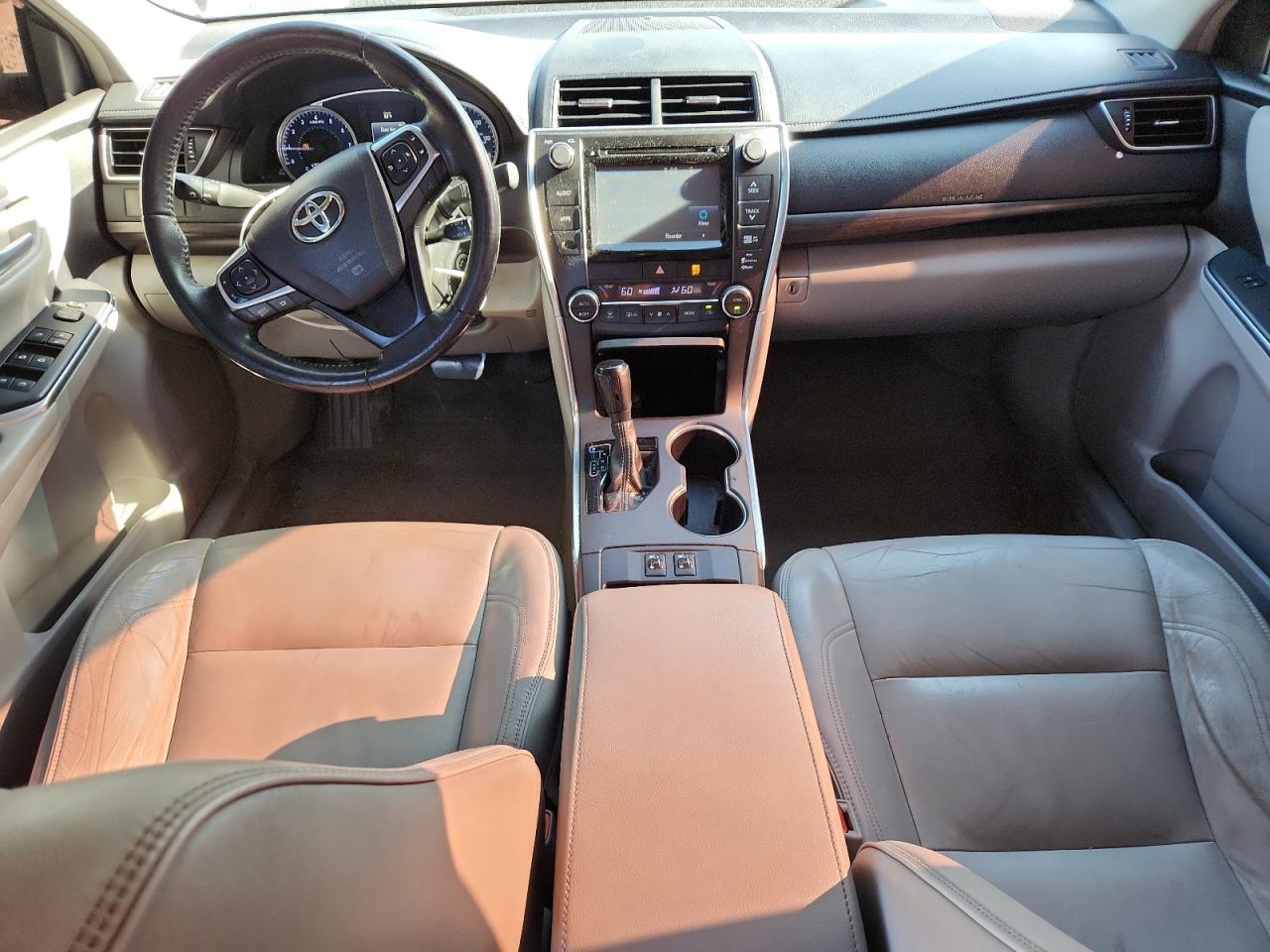 Toyota Camry Le Image 6