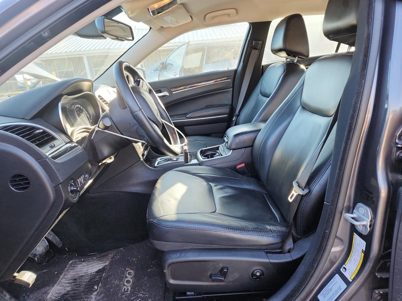 Chrysler 300 Limited Image 6