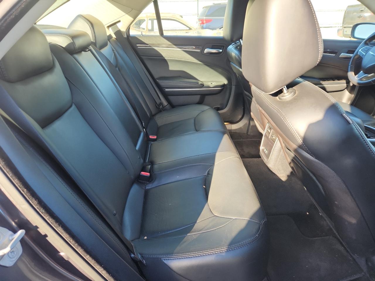 Chrysler 300 Limited Image 7