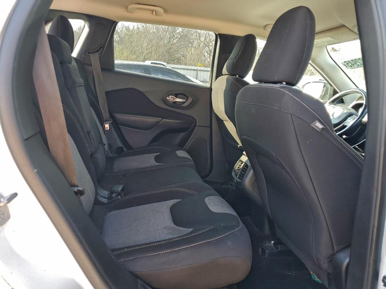 Jeep Grand Cherokee Sport Image 9