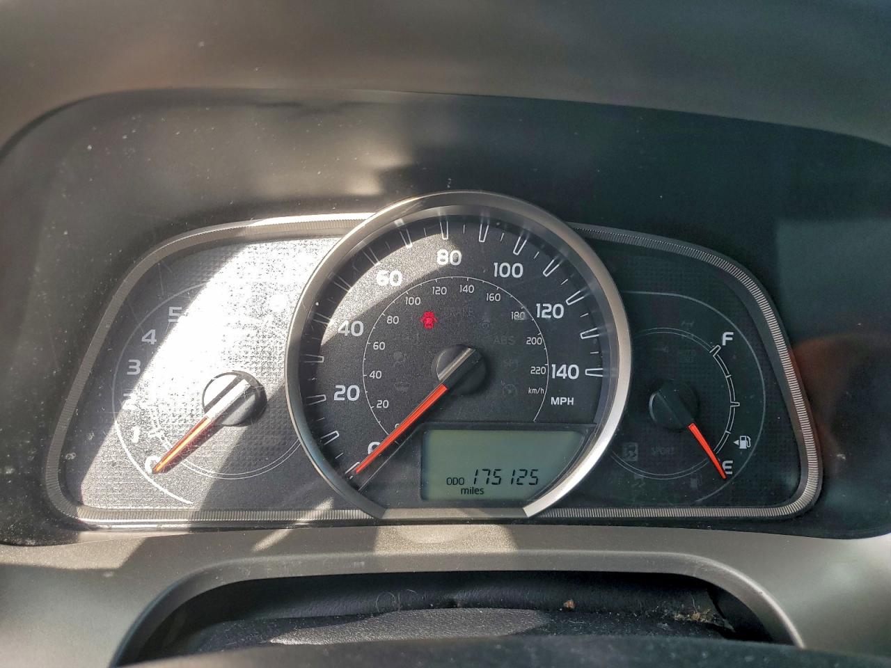 Toyota RAV4 Le Image 4