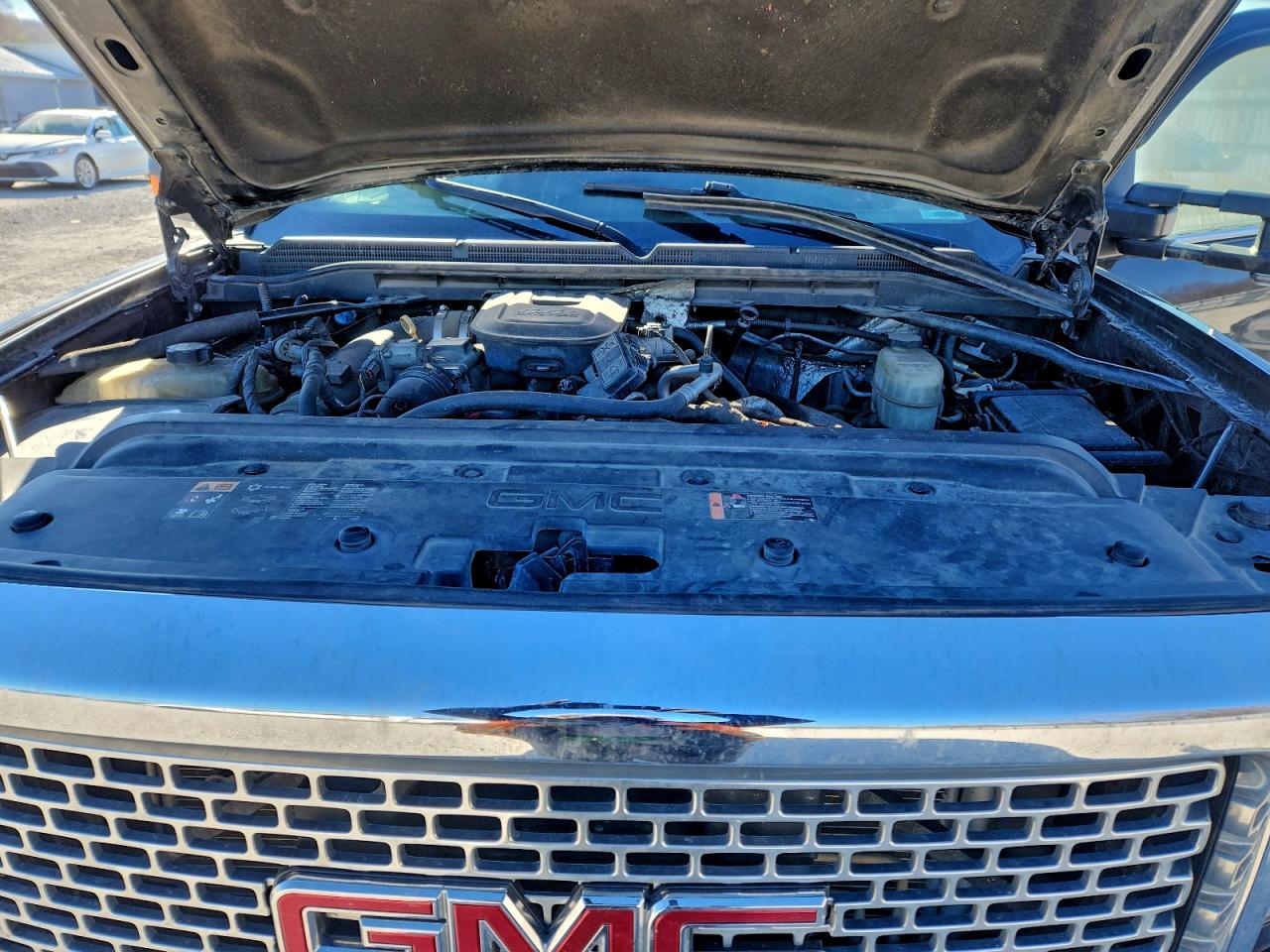 GMC Sierra K2500 Denali Image 4