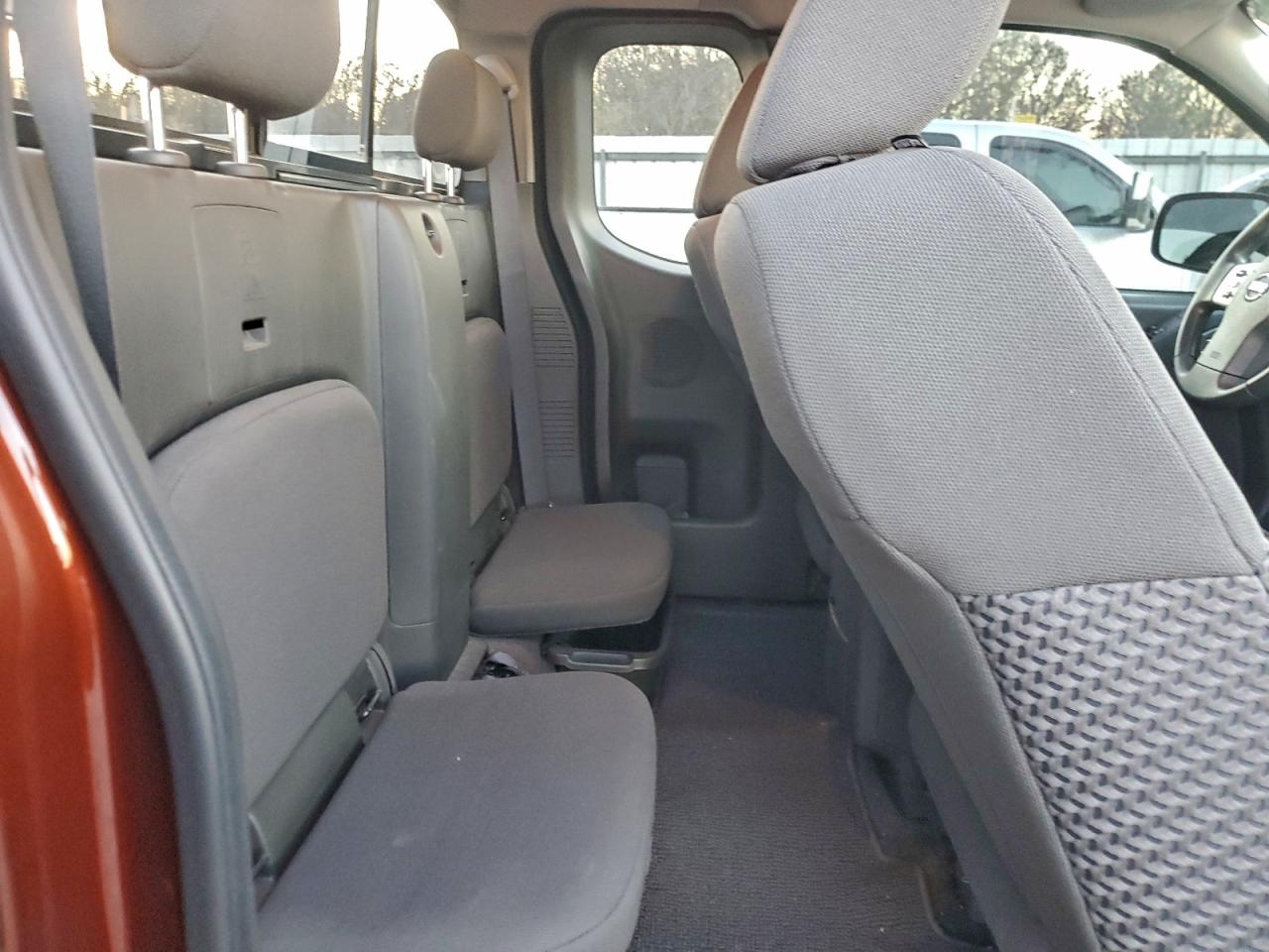 Nissan Frontier S Image 8