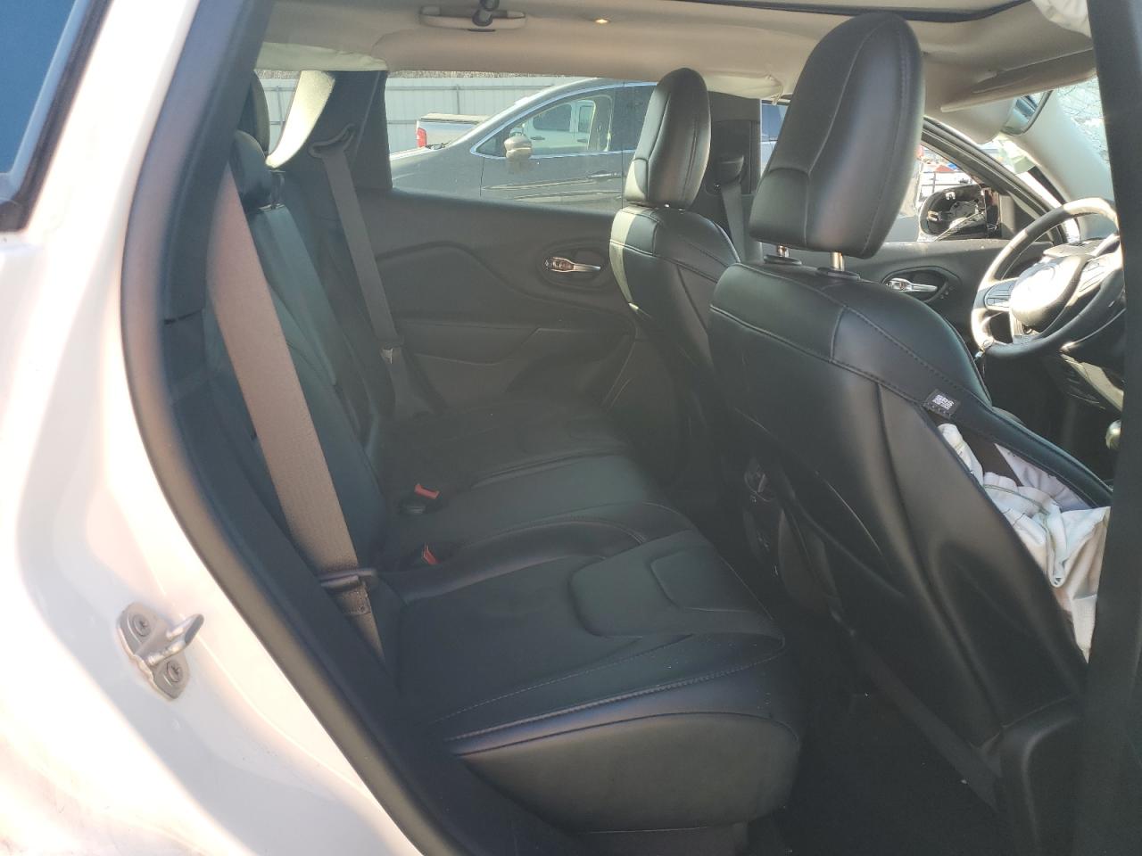 Jeep Cherokee Trailhawk Image 9