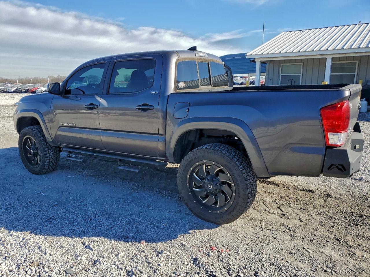 Toyota Tacoma Double Cab Image 3