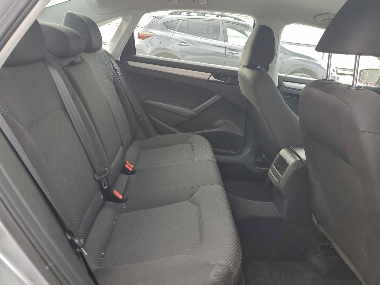 Volkswagen Passat S Image 7