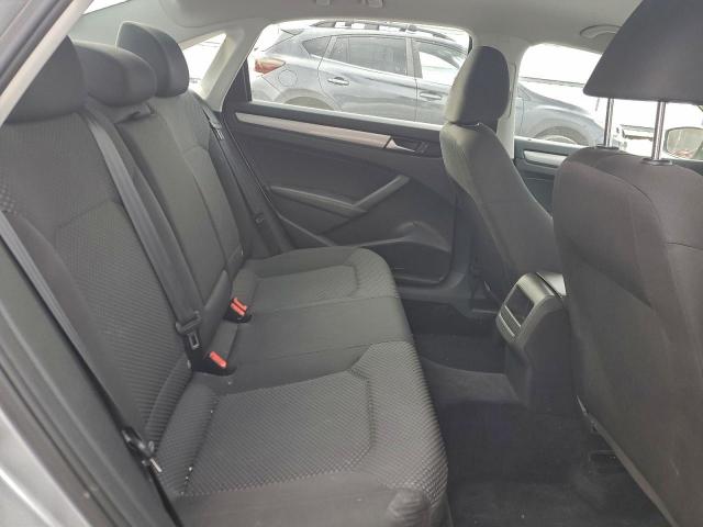 Volkswagen Passat S Image 7