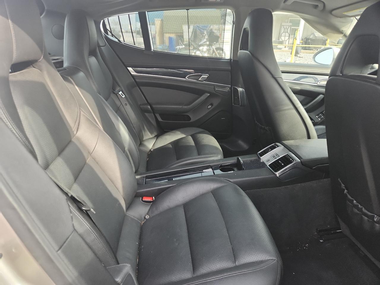 Porsche Panamera 2 Image 12