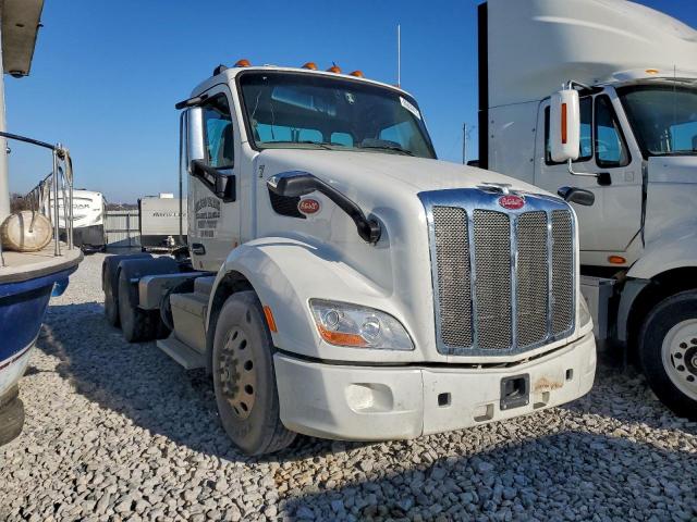  Salvage Peterbilt 579