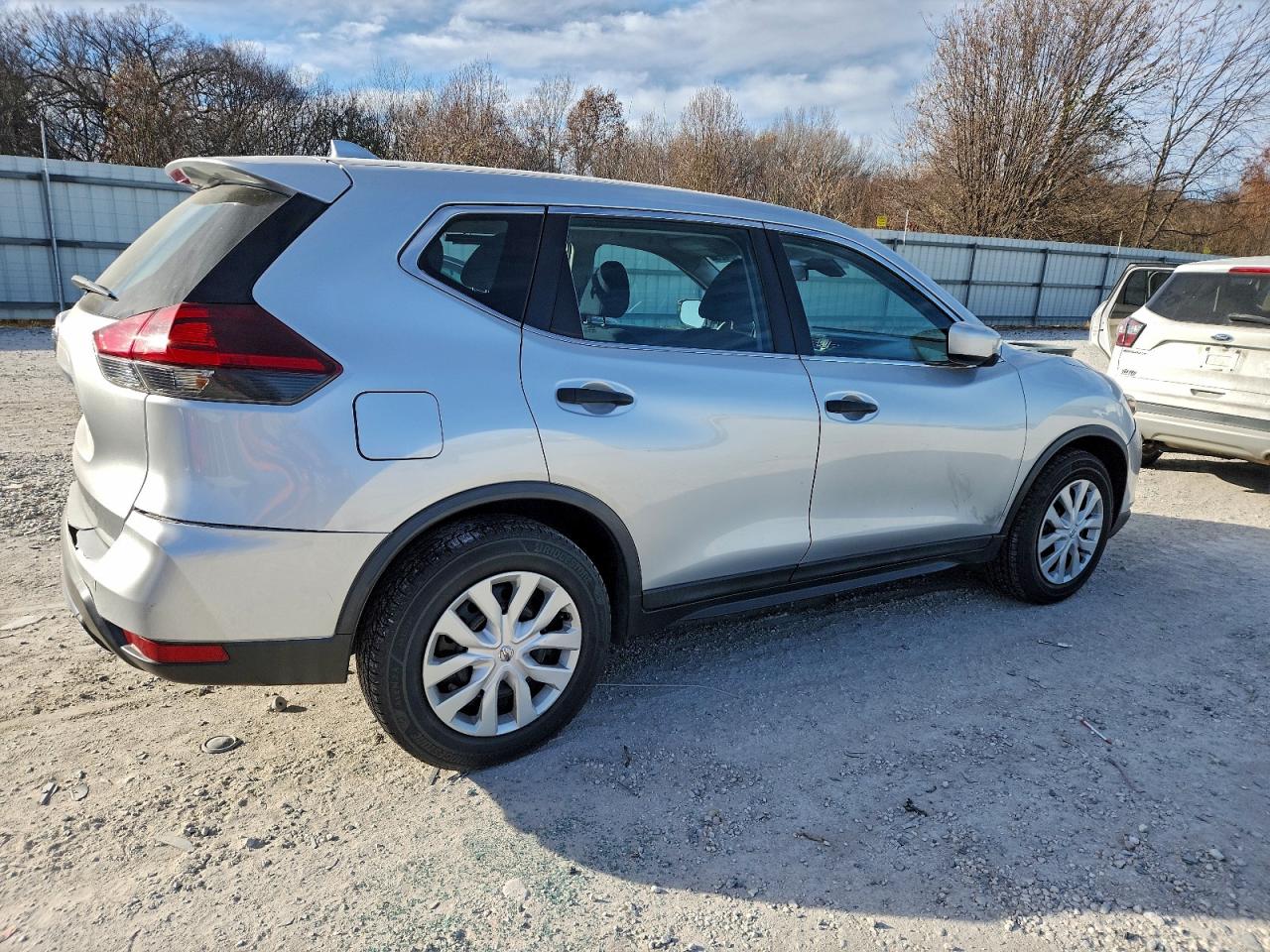 Nissan Rogue S Image 3