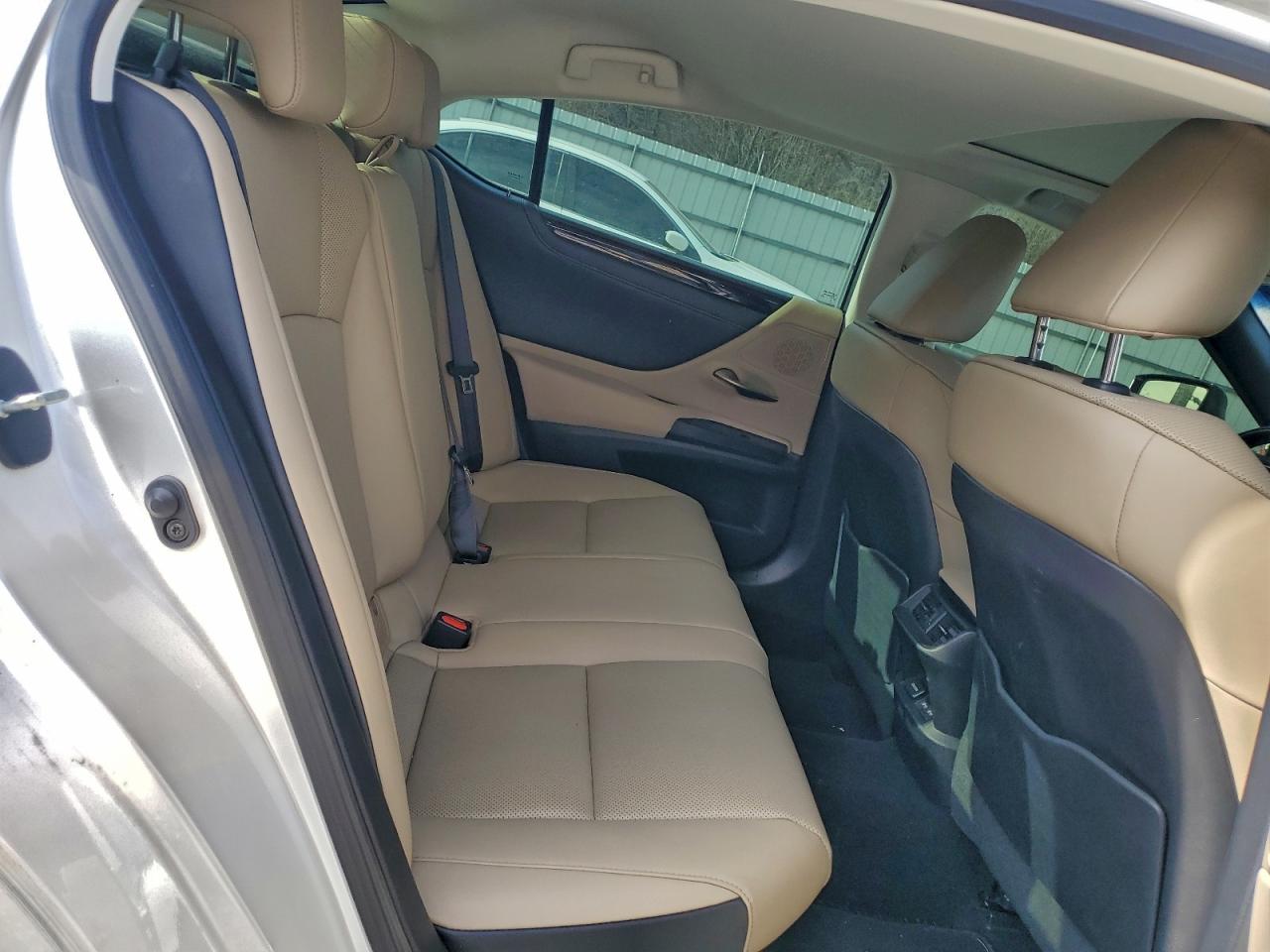 Lexus Es 300h Image 10