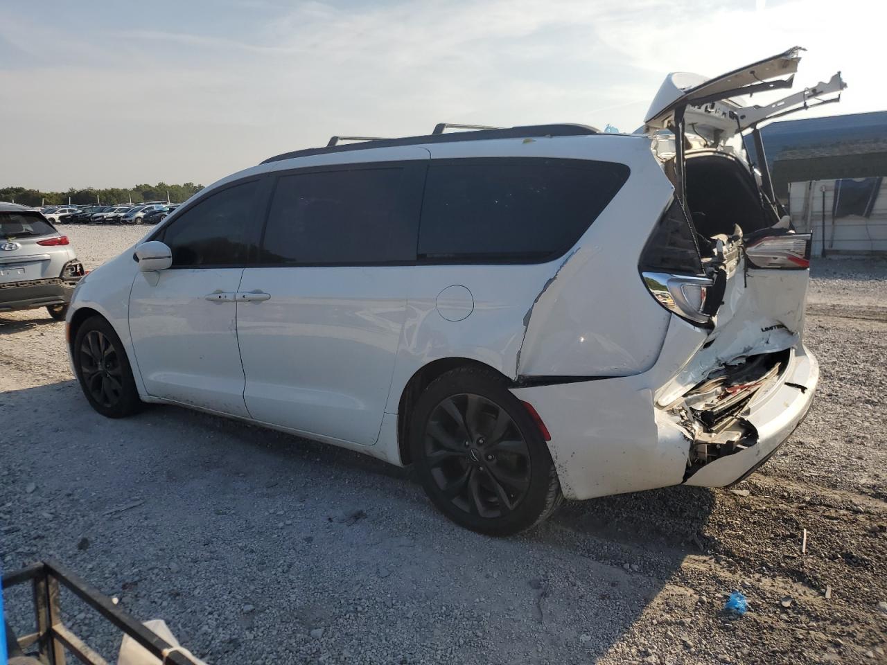 Chrysler Pacifica Limited Image 9