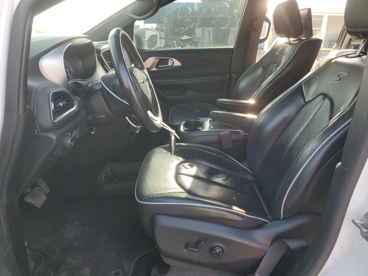 Chrysler Pacifica Limited Image 8