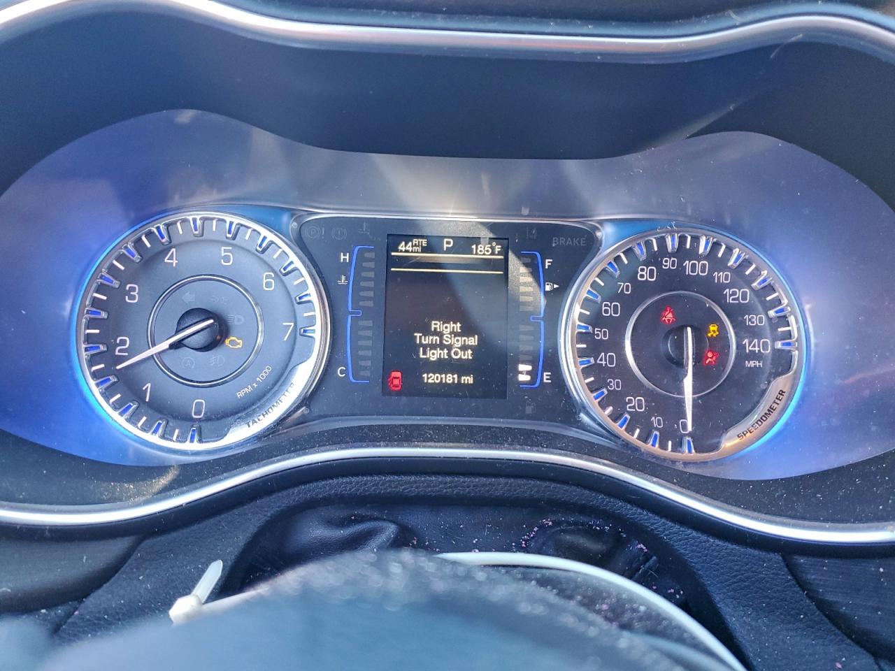 Chrysler 200 Limited Image 8