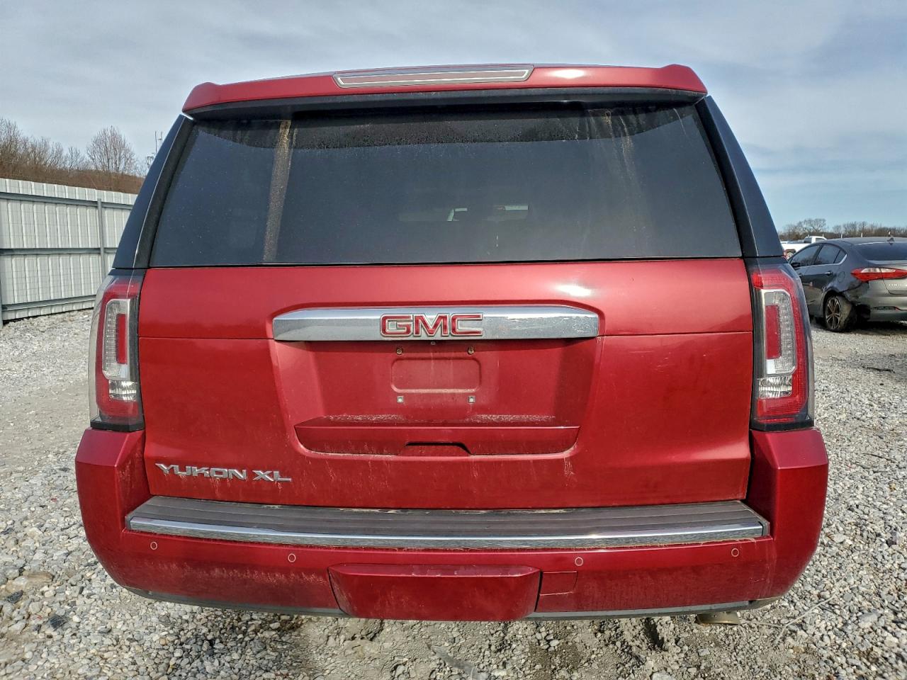 GMC Yukon Denali Image 12