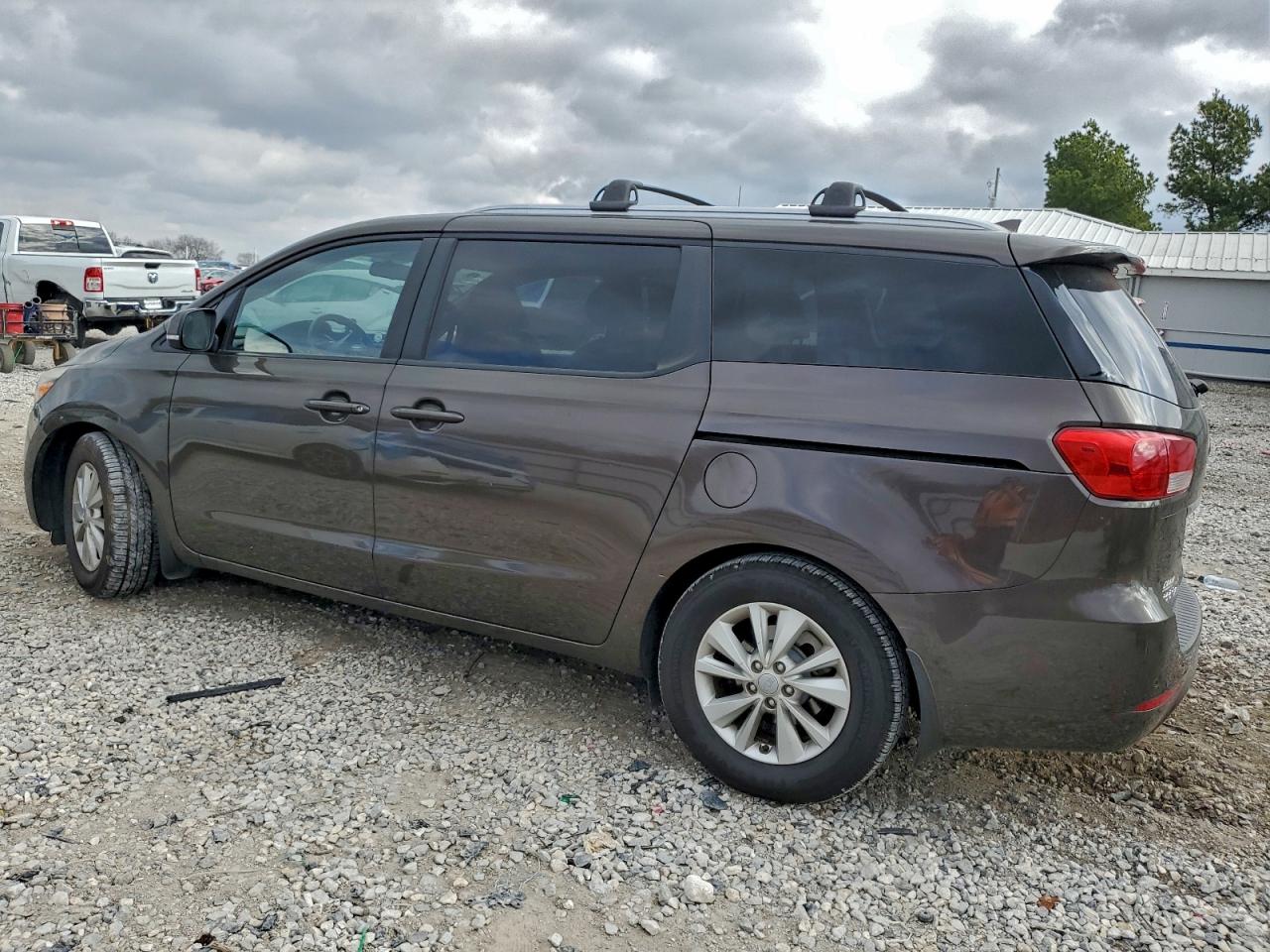 Kia Sedona Lx Image 2