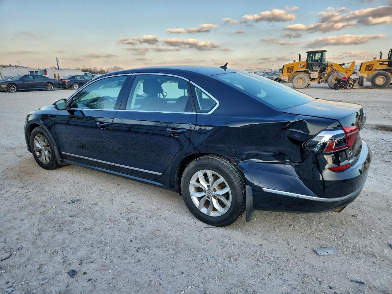 Volkswagen Passat S Image 2