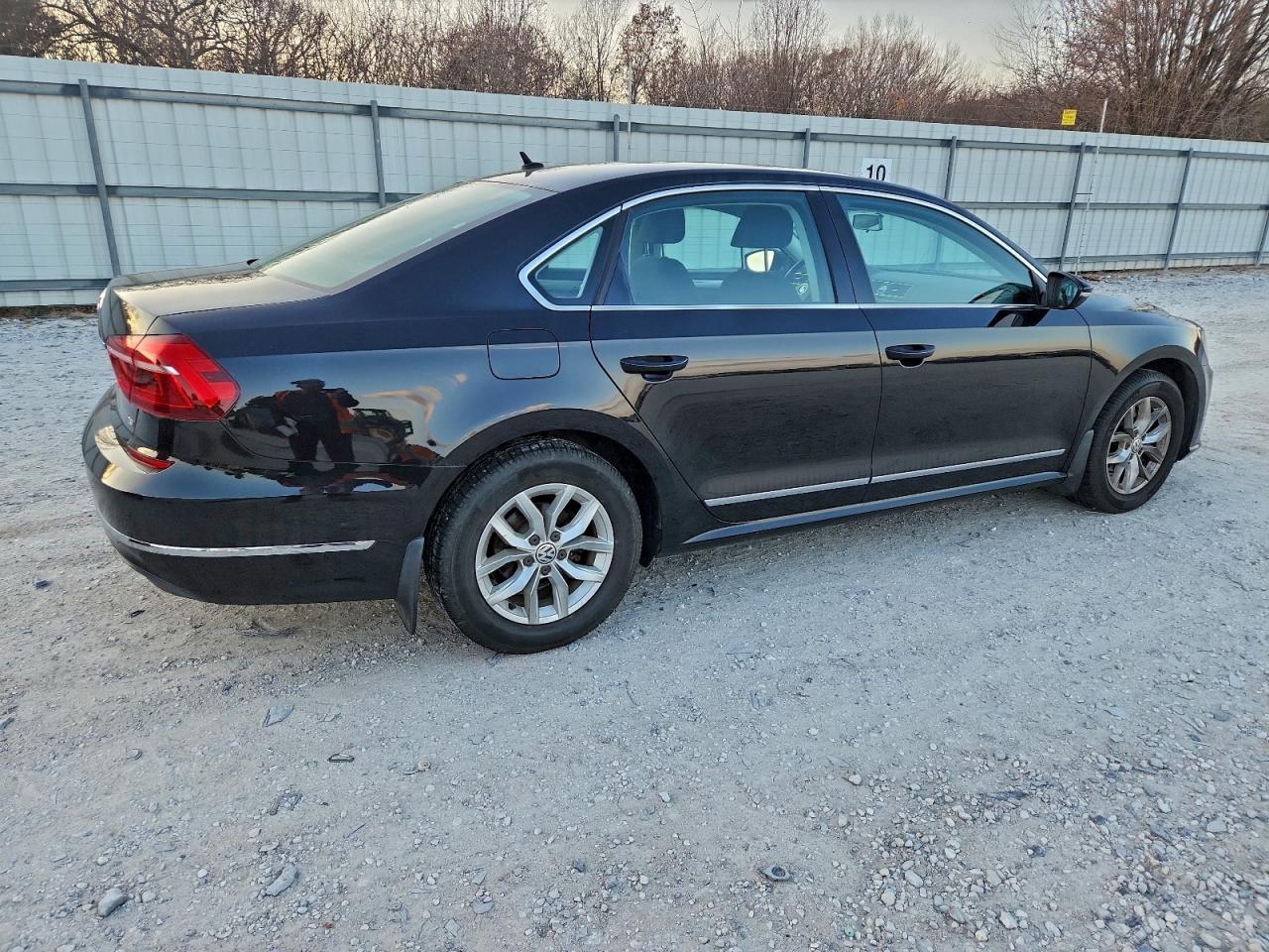 Volkswagen Passat S Image 9