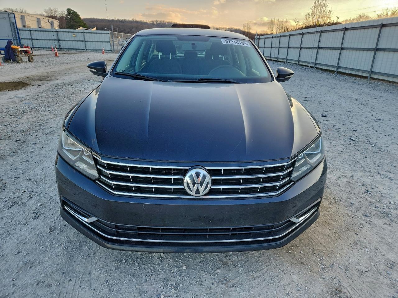 Volkswagen Passat S Image 3