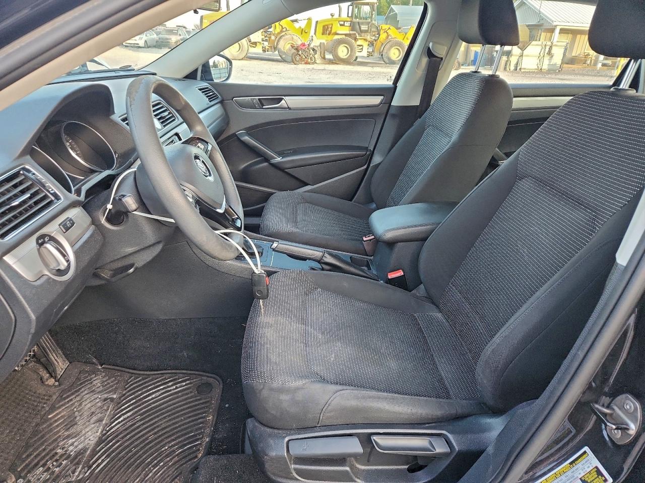 Volkswagen Passat S Image 10