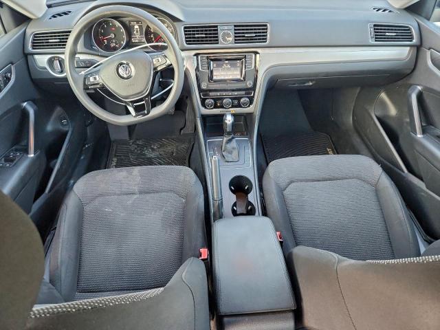 Volkswagen Passat S Image 7