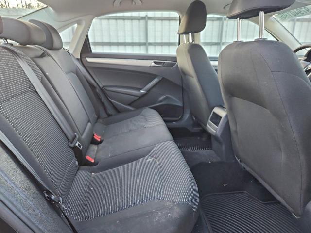 Volkswagen Passat S Image 8
