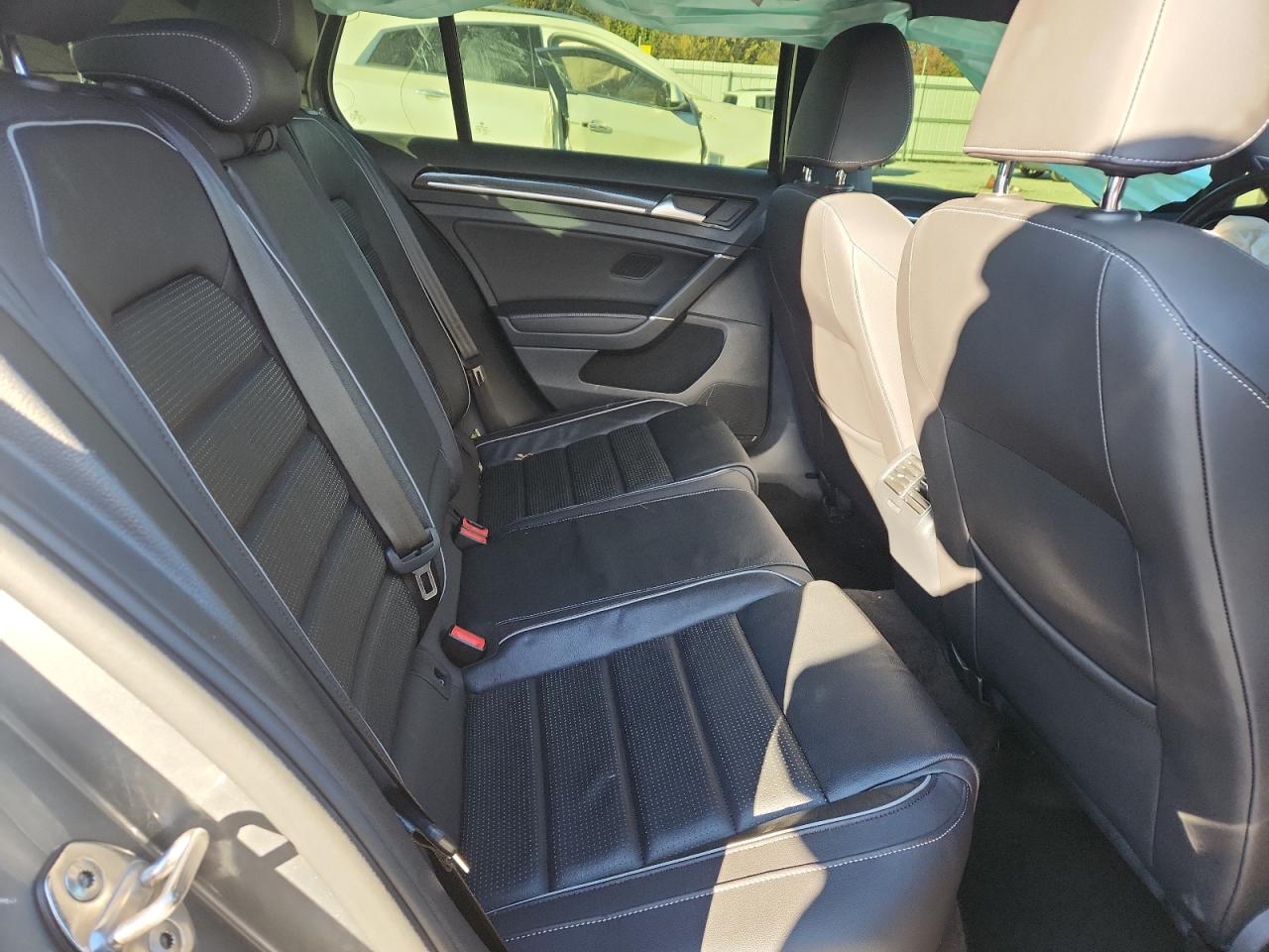 Volkswagen Golf Image 8