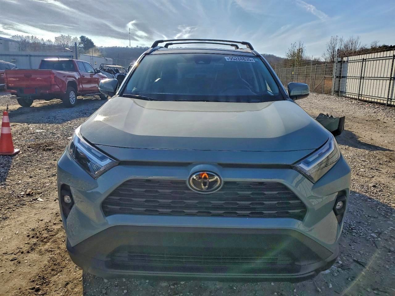Toyota RAV4 Xle Premium Image 3