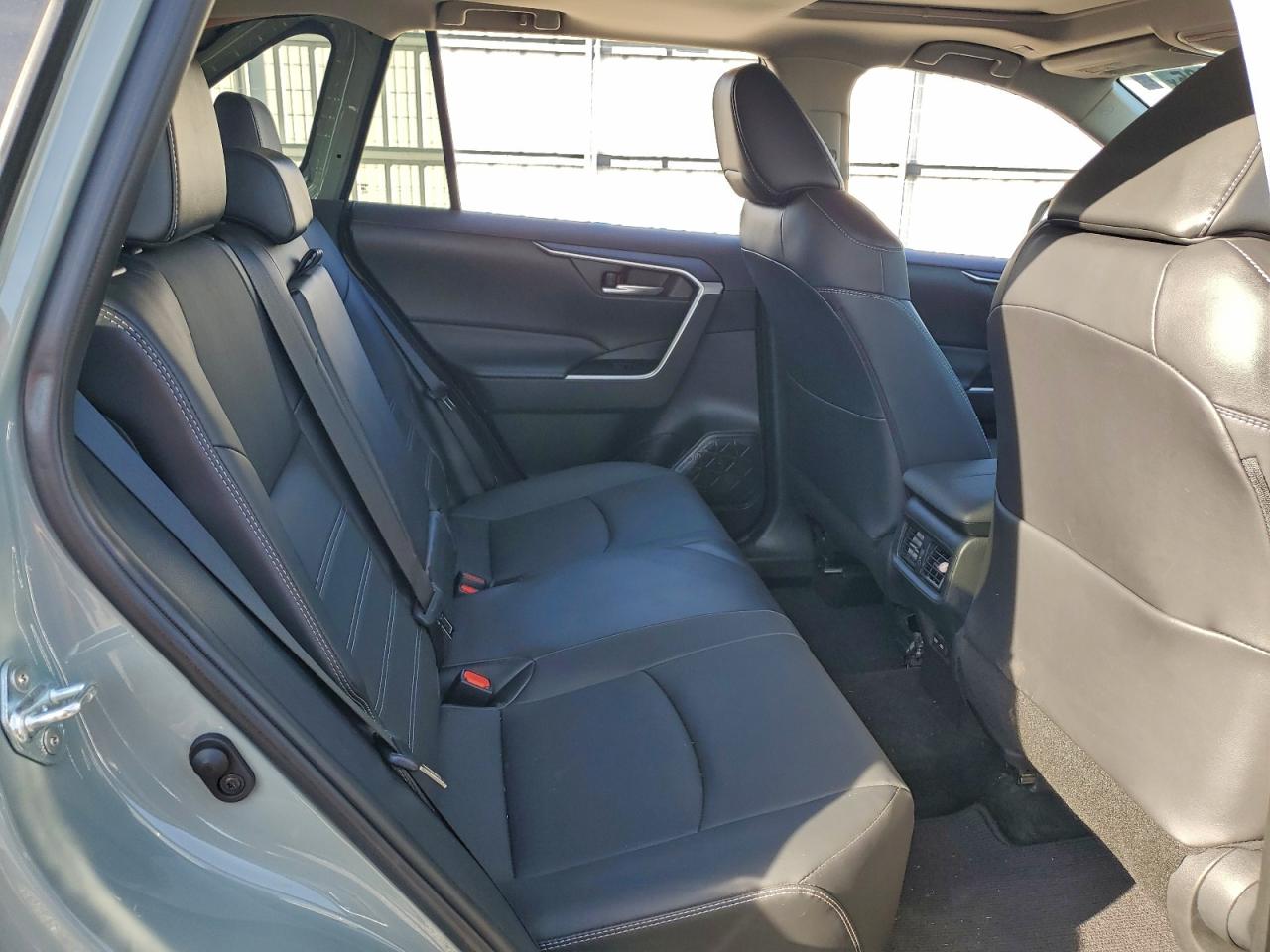 Toyota RAV4 Xle Premium Image 9