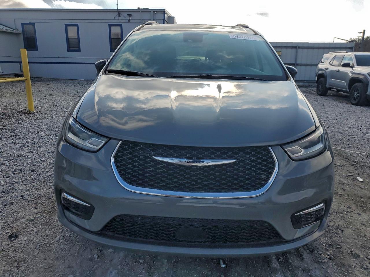 Chrysler Pacifica Touring L Image 3