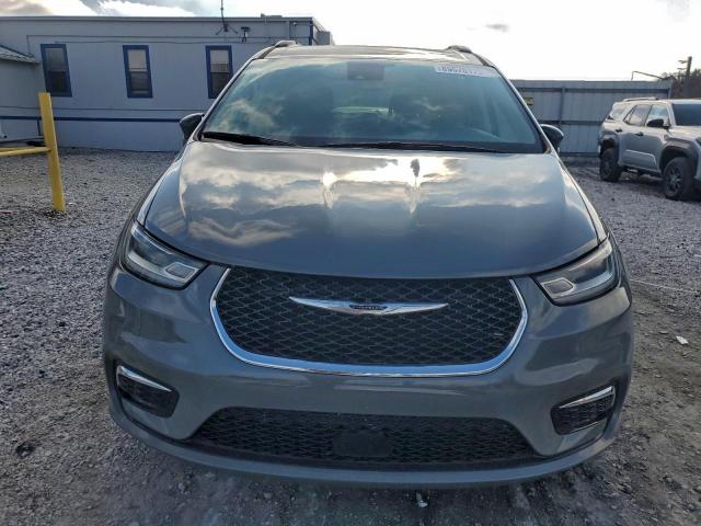 Chrysler Pacifica Touring L Image 3