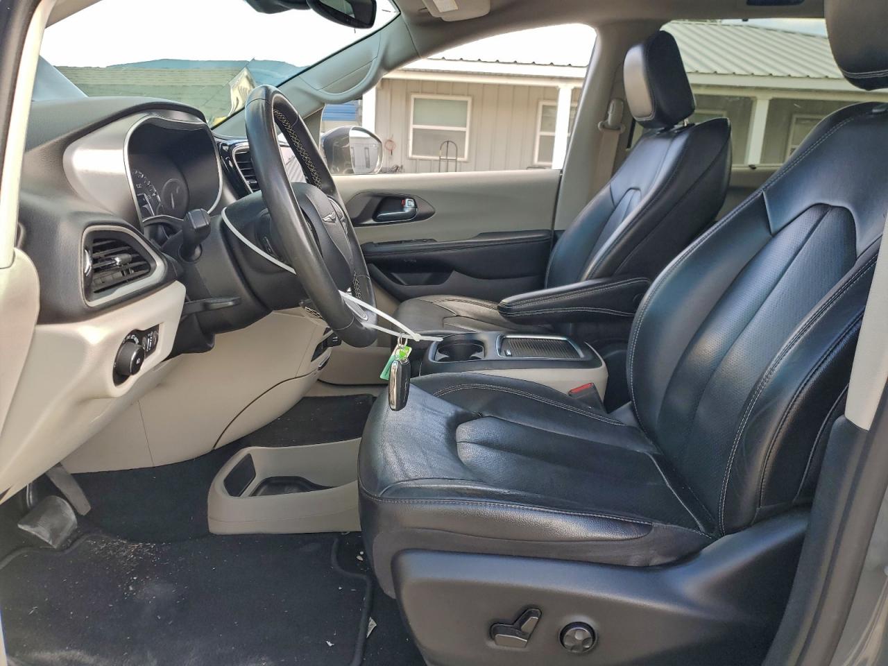 Chrysler Pacifica Touring L Image 9