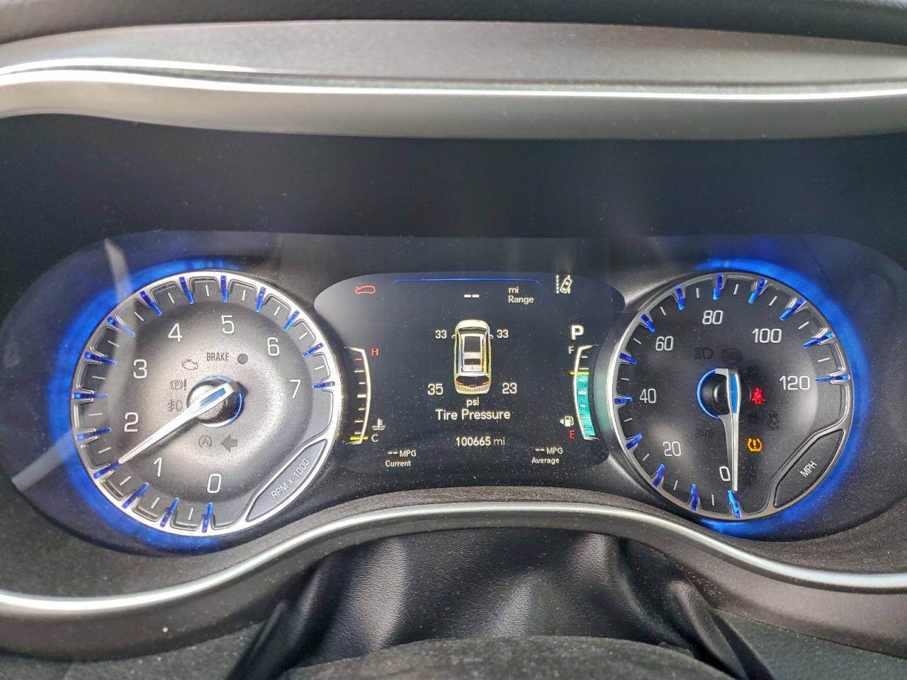 Chrysler Pacifica Touring L Image 4