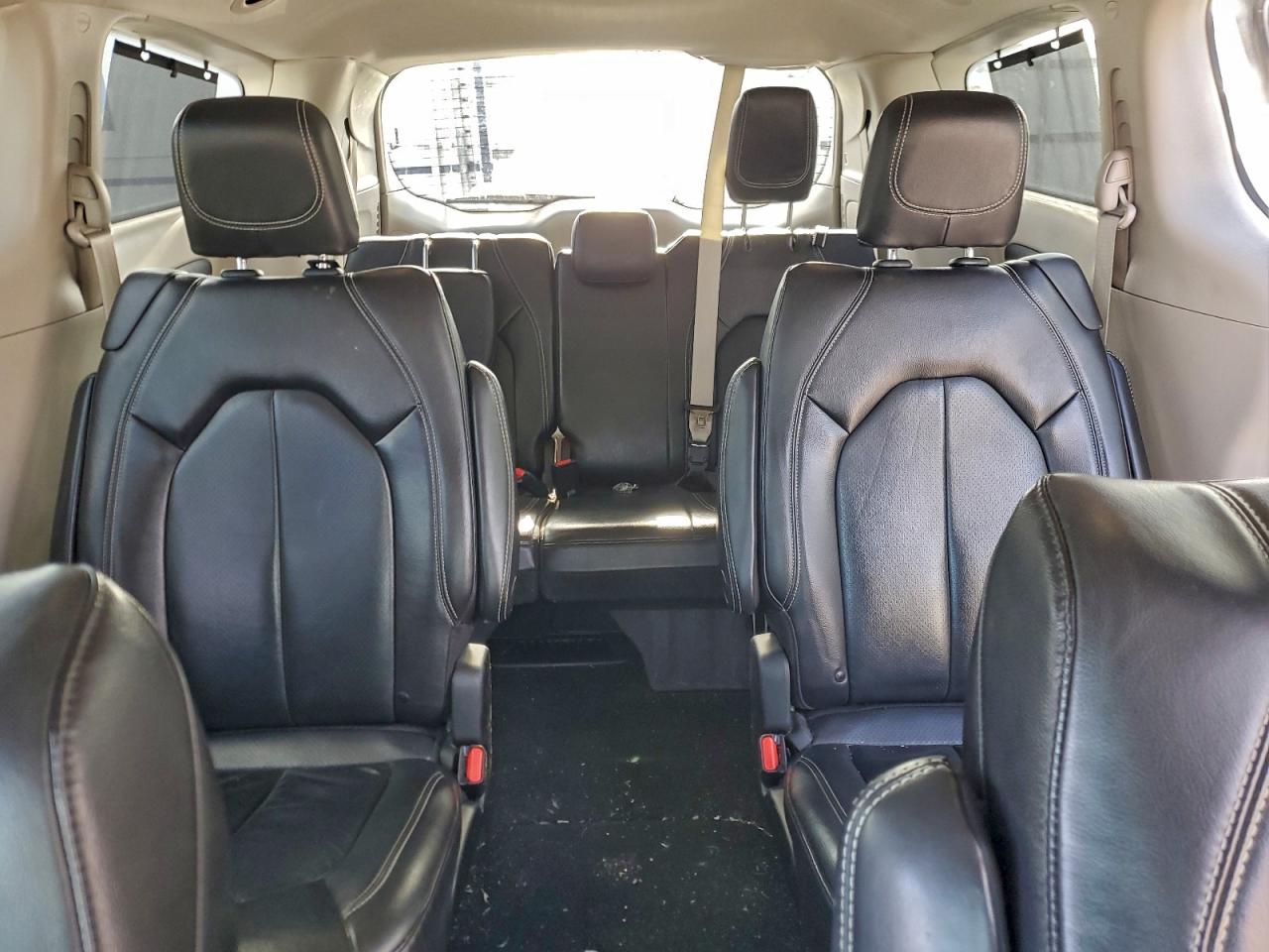 Chrysler Pacifica Touring L Image 7