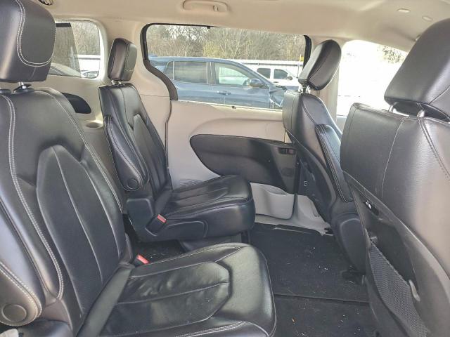 Chrysler Pacifica Touring L Image 8