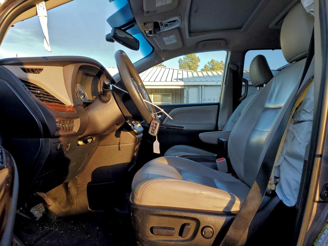 Toyota Sienna Xle Image 12