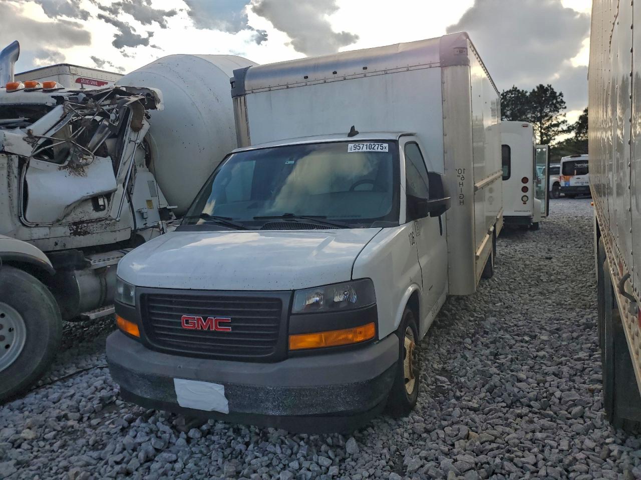 GMC Savana Cutaway G3500 Image 1