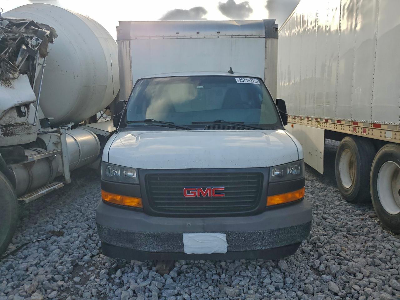 GMC Savana Cutaway G3500 Image 6