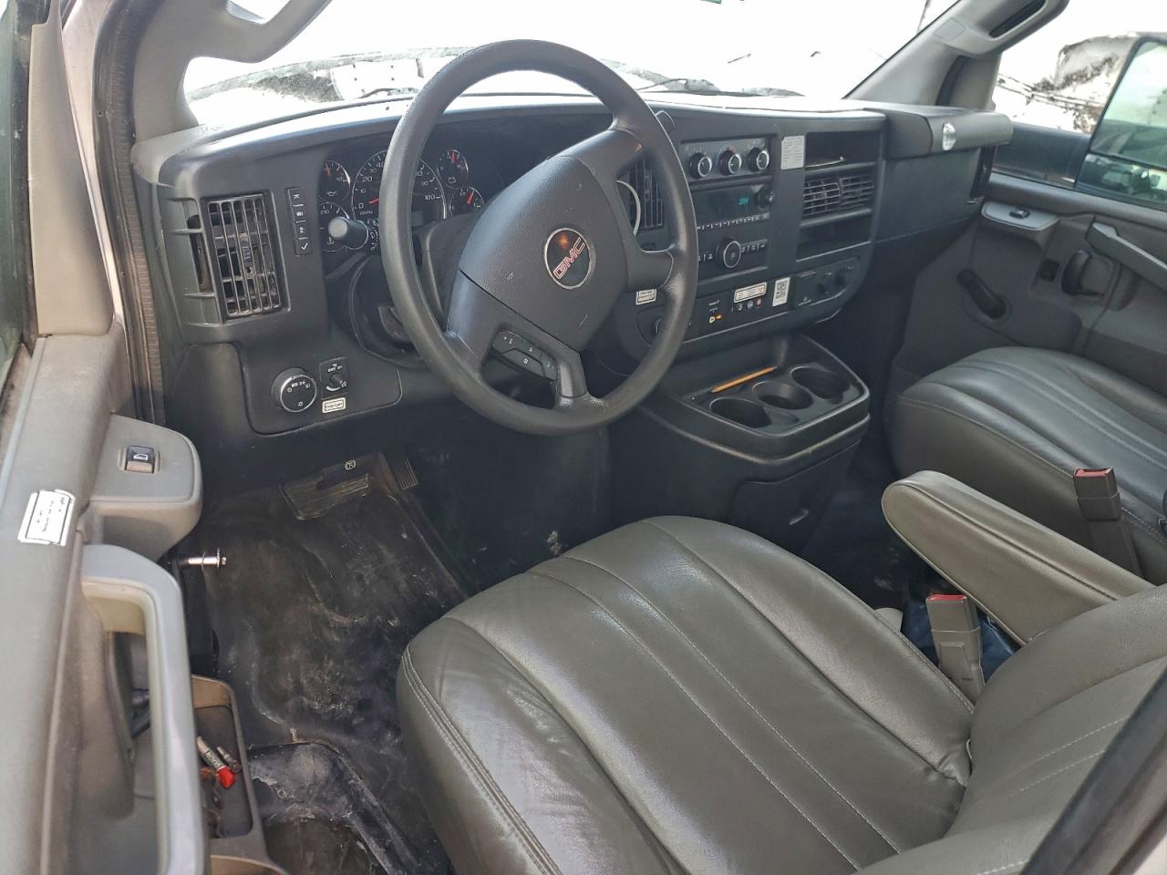 GMC Savana Cutaway G3500 Image 3