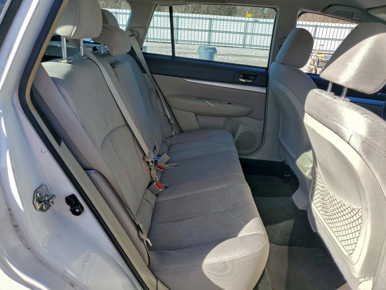 Subaru Outback 2.5i Image 13