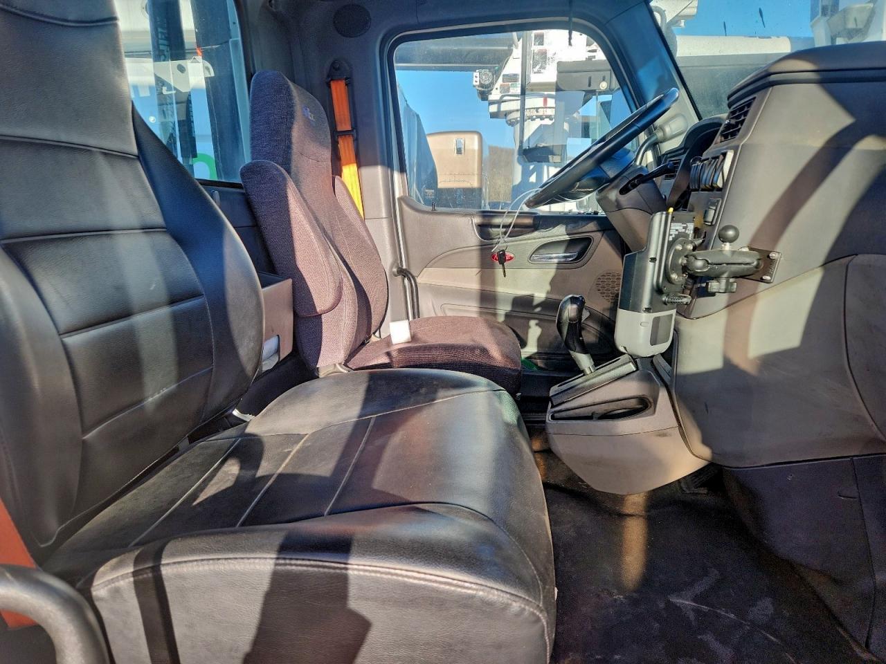 Peterbilt Tractor 579 Image 9