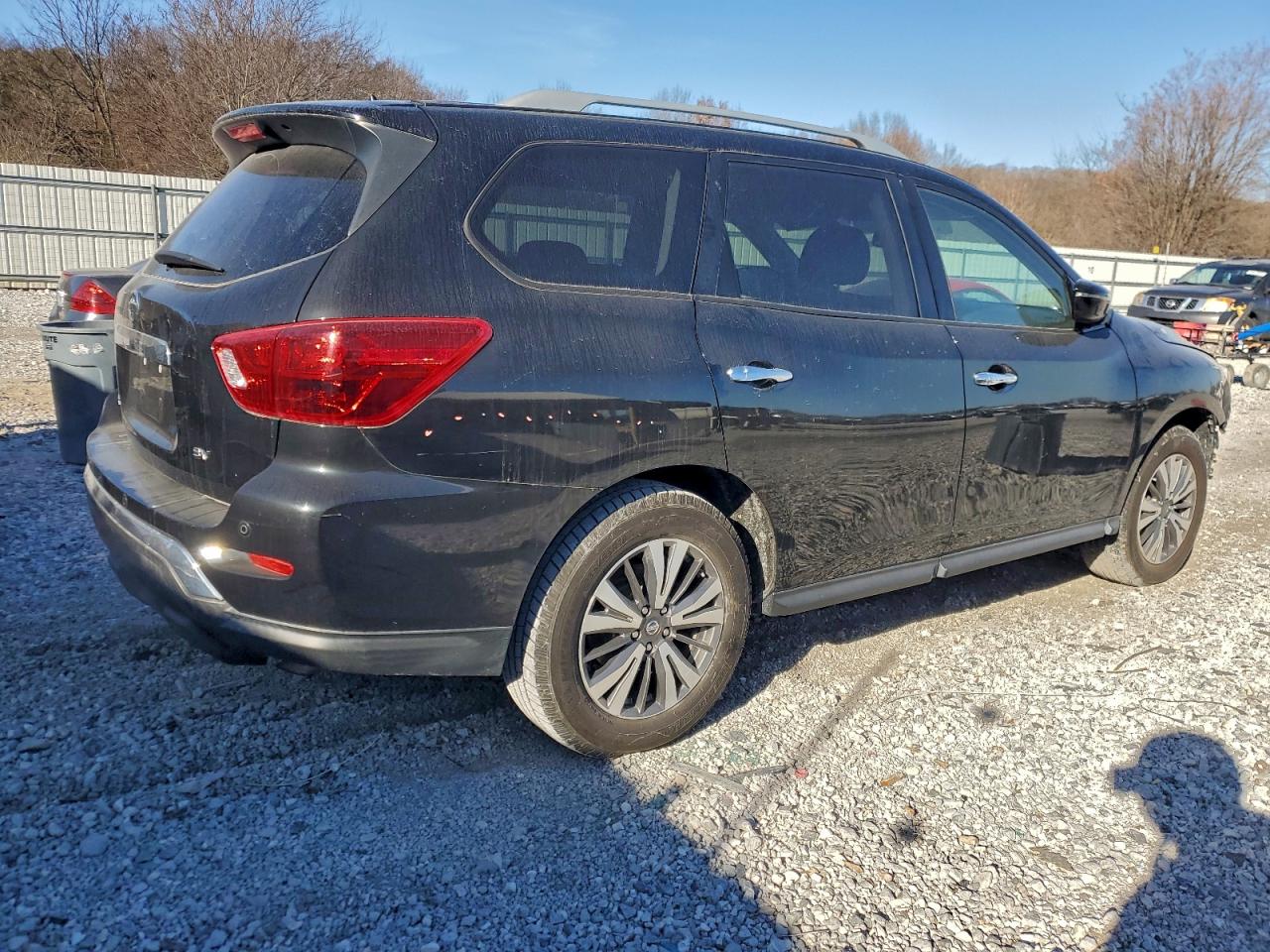 Nissan Pathfinder S Image 3